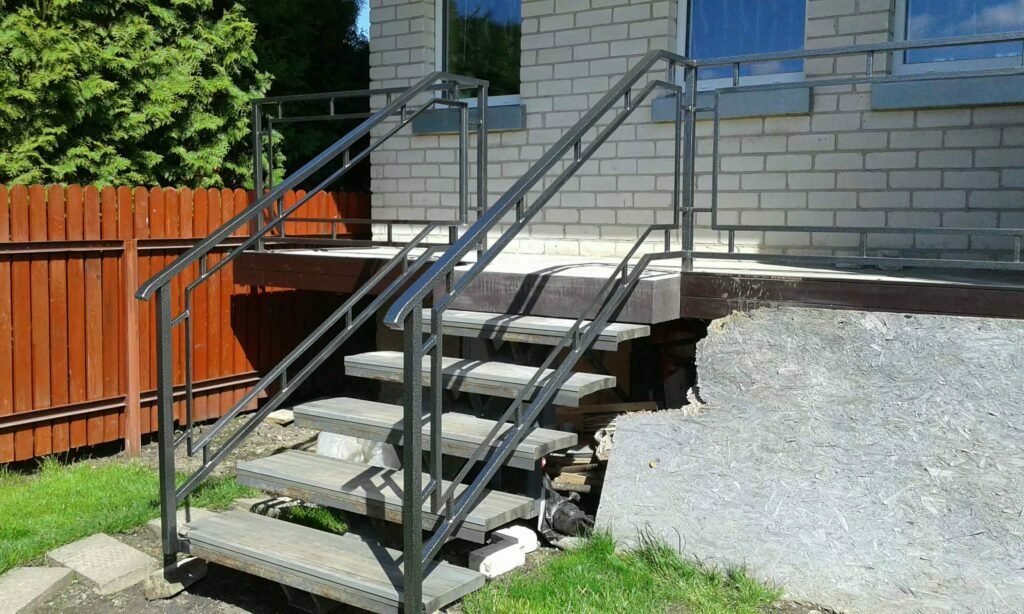 Metaliniai turėklai ir laiptų konstrukcija